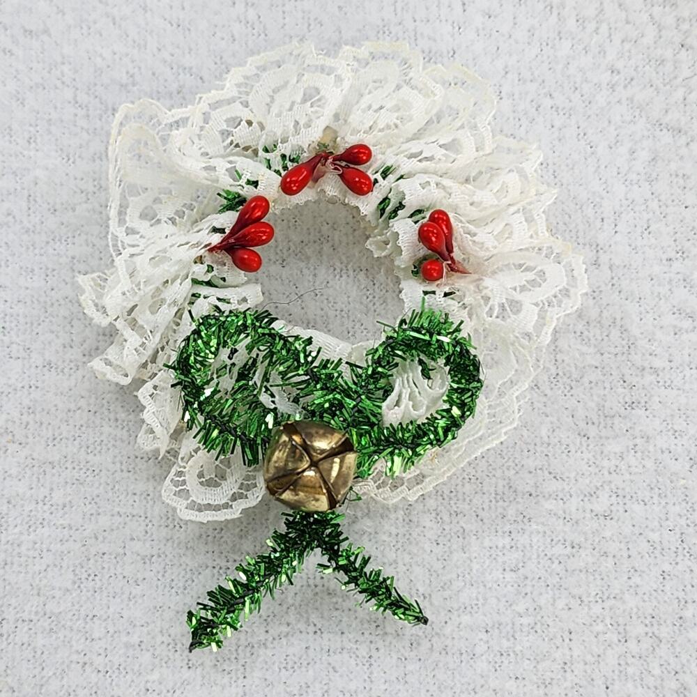 Holiday Christmas Wreath Brooch Pin White Lace Beads Bell Green Bow 2" Vintage